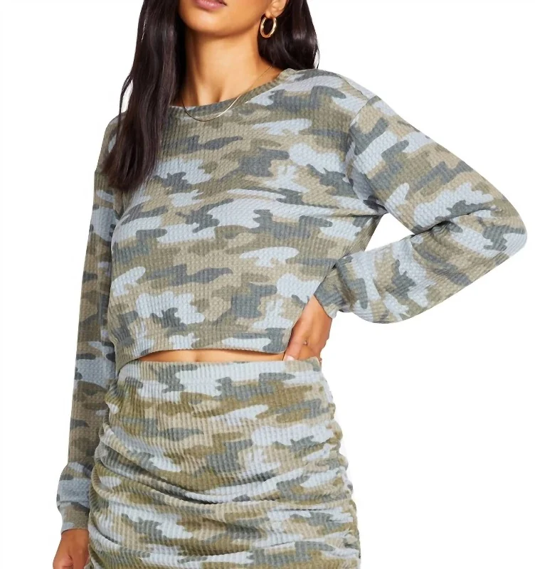 Modern Chic Discounts Incognito Top In Camouflage